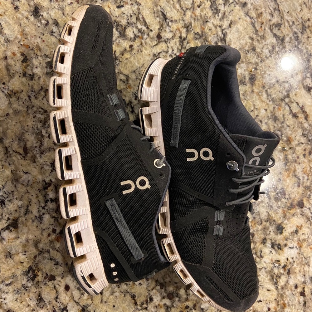 Black On Clouds Women Size 8.5